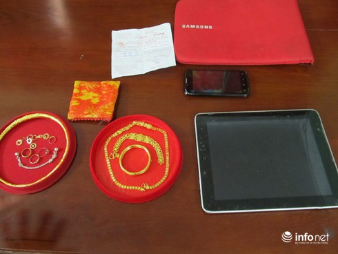 Tên trộm lang thang lúc rạng sáng với nhiều vàng vòng - ảnh 1