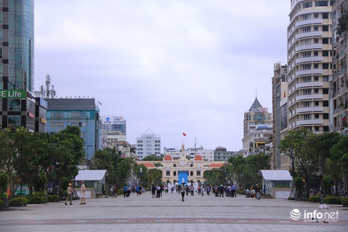 Ngỡ ngàng nhà vệ sinh công cộng sáng bóng ở phố đi bộ Nguyễn Huệ - ảnh 1