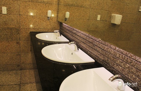 Ngỡ ngàng nhà vệ sinh công cộng sáng bóng ở phố đi bộ Nguyễn Huệ - ảnh 8