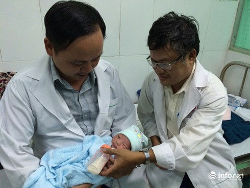 TP.HCM: Bé trai sơ sinh chưa cắt dây rốn bị bỏ rơi trong thùng rác - ảnh 1