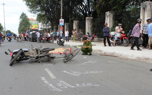 Hai nữ sinh chết thảm vì đi ngược chiều vào làn đường ô tô - ảnh 1