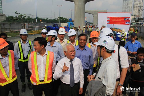 Cận cảnh đặt dầm cầu đầu tiên tuyến metro Bến Thành - Suối Tiên - ảnh 10