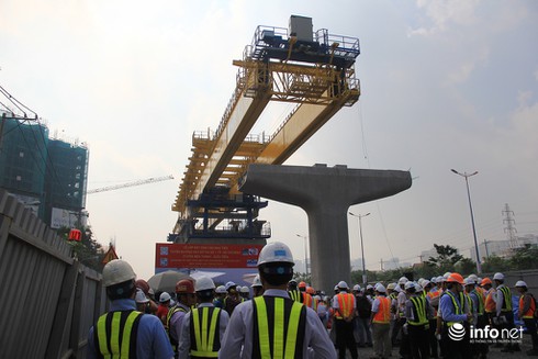 Cận cảnh đặt dầm cầu đầu tiên tuyến metro Bến Thành - Suối Tiên - ảnh 1