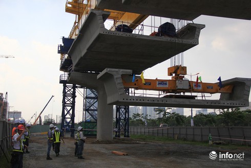Cận cảnh đặt dầm cầu đầu tiên tuyến metro Bến Thành - Suối Tiên - ảnh 5
