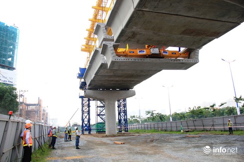 Cận cảnh đặt dầm cầu đầu tiên tuyến metro Bến Thành - Suối Tiên - ảnh 7