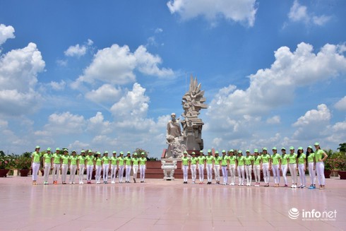 Người đẹp Hoa khôi ĐBSCL 2015 thướt tha áo dài trên phố Sài Gòn - ảnh 11