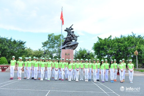 Người đẹp Hoa khôi ĐBSCL 2015 thướt tha áo dài trên phố Sài Gòn - ảnh 12