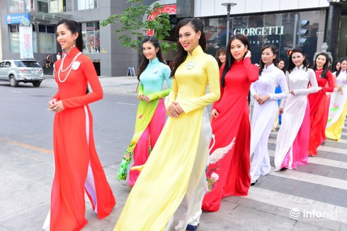 Người đẹp Hoa khôi ĐBSCL 2015 thướt tha áo dài trên phố Sài Gòn - ảnh 5