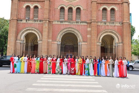 Người đẹp Hoa khôi ĐBSCL 2015 thướt tha áo dài trên phố Sài Gòn - ảnh 9