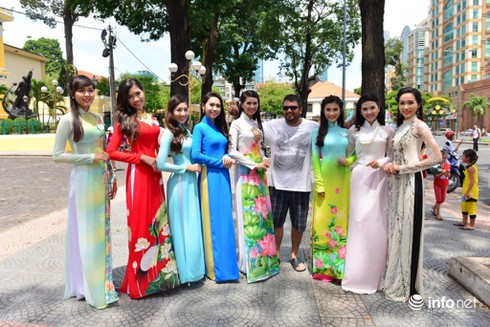 Người đẹp Hoa khôi ĐBSCL 2015 thướt tha áo dài trên phố Sài Gòn - ảnh 10