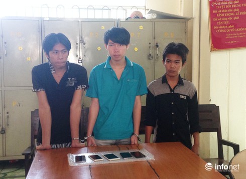 Hai cửa hàng điện thoại của FPT bị