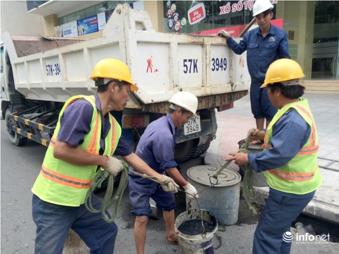 Cực nhọc công việc của thợ móc cống ở Sài Gòn - ảnh 2
