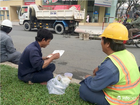 Cực nhọc công việc của thợ móc cống ở Sài Gòn - ảnh 3