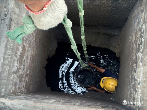 Cực nhọc công việc của thợ móc cống ở Sài Gòn - ảnh 1