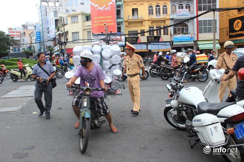 CSGT TP.HCM mở đợt cao điểm ra quân xử phạt xe gắn máy cũ nát - ảnh 2