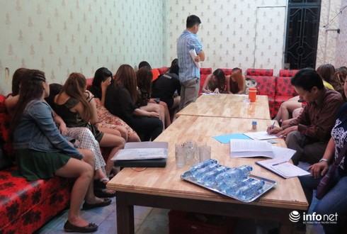 TP.HCM: Bị kiểm tra đột xuất, chủ nhà hàng “nhốt” nữ tiếp viên và khách cố thủ - ảnh 1