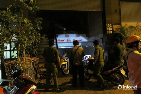 TP.HCM: Bị kiểm tra đột xuất, chủ nhà hàng “nhốt” nữ tiếp viên và khách cố thủ - ảnh 2