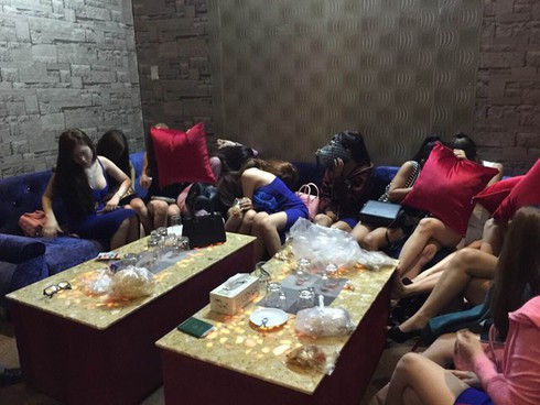 Nữ tiếp viên karaoke phục vụ khách Tây tháo chạy khi nhà hàng bị kiểm tra - ảnh 1