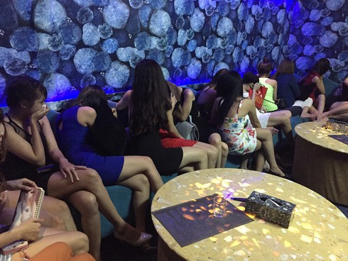 Hàng trăm dân chơi nhảy nhót quá giờ, khói shisha đặc quánh trong quán bar - ảnh 2