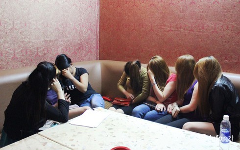 Chủ nhà hàng karaoke ép nữ tiếp viên mặc đồ khiêu dâm tiếp khách - ảnh 1