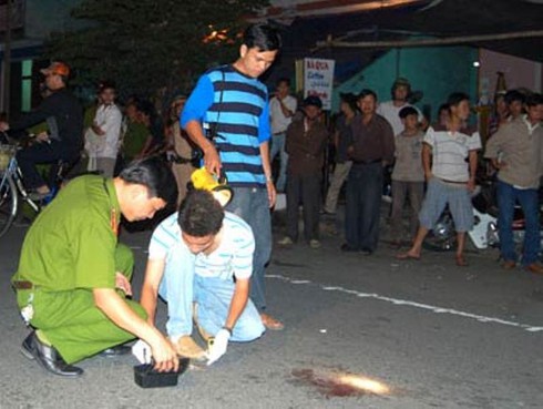 Đi xe máy, hai thanh niên vứt thi thể người đàn ông xuống đường rồi tẩu thoát - ảnh 1