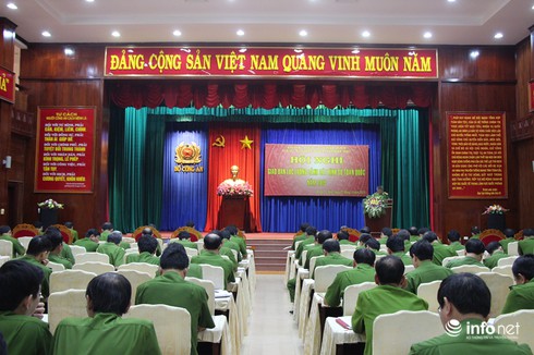 Công an chặn
