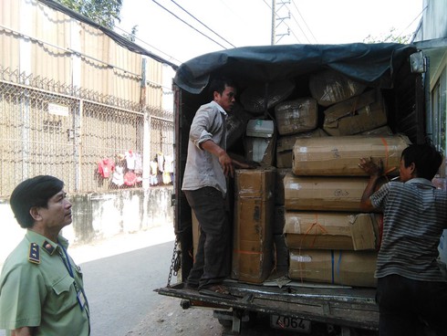 TP.HCM bắt giữ hàng ngàn thiết bị điện lạnh cũ nhập lậu - ảnh 4