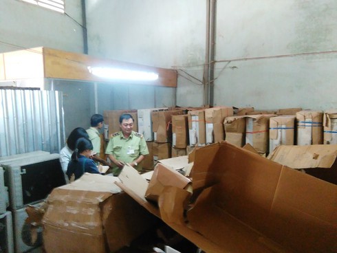 TP.HCM bắt giữ hàng ngàn thiết bị điện lạnh cũ nhập lậu - ảnh 2