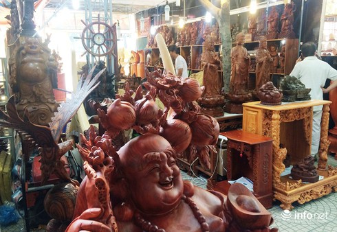 Người Sài Gòn sắm đồ gỗ giá trăm triệu chơi tết - ảnh 1