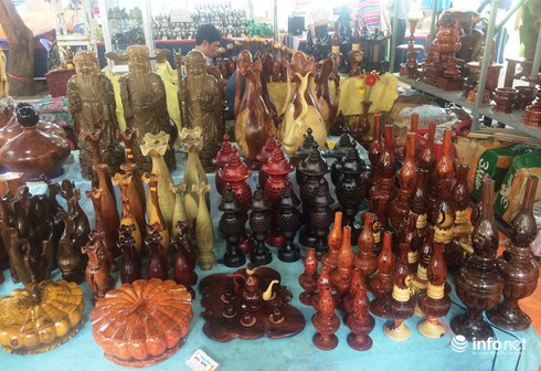 Người Sài Gòn sắm đồ gỗ giá trăm triệu chơi tết - ảnh 2