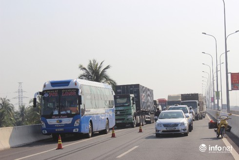 Đang lưu thông trên cao tốc, xe đầu kéo bốc cháy dữ dội - ảnh 2