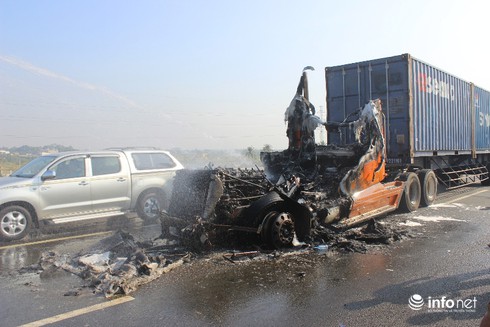 Đang lưu thông trên cao tốc, xe đầu kéo bốc cháy dữ dội - ảnh 1