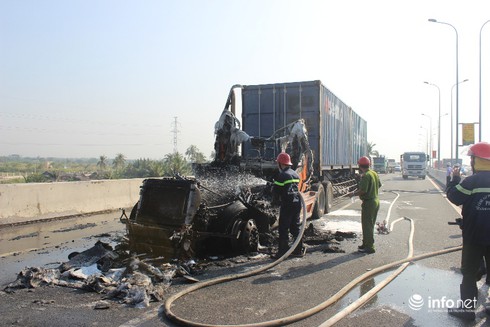 Đang lưu thông trên cao tốc, xe đầu kéo bốc cháy dữ dội - ảnh 3