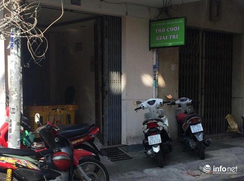 Dùng kéo kề cổ người chơi ở tiệm điện tử để cướp tiền - ảnh 1