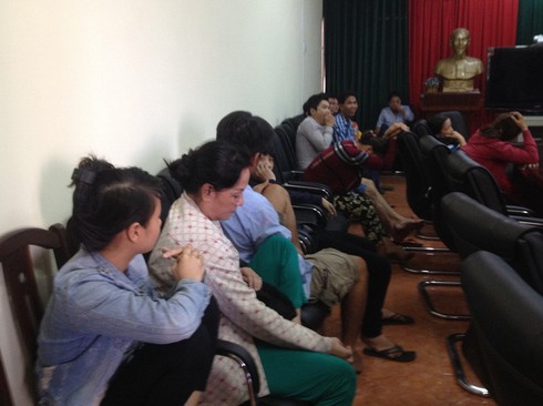 Cảnh sát đột kích khách sạn, bắt 69 người say sưa lắc tài xỉu ăn tiền - ảnh 1