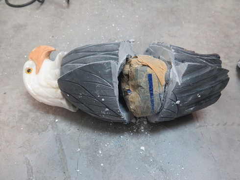 Chiêu cất giấu 2kg Cocain trong tượng chim đại bàng bằng đá - ảnh 3