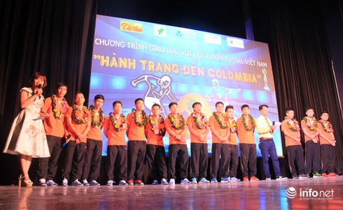 Hình ảnh các tuyển thủ futsal Việt Nam giao lưu cùng người hâm mộ TP.HCM - ảnh 1