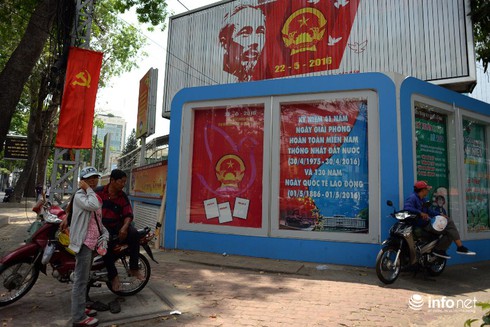 Đường phố TP.HCM rực rỡ trước ngày bầu cử - ảnh 9