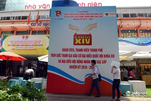 Đường phố TP.HCM rực rỡ trước ngày bầu cử - ảnh 6