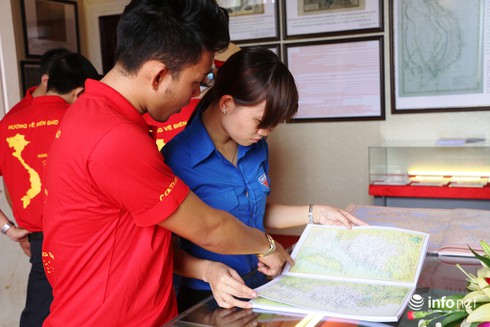 Giới trẻ Bình Phước thích thú với bản đồ, tư liệu về Hoàng Sa, Trường Sa - ảnh 6