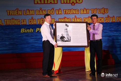 Giới trẻ Bình Phước thích thú với bản đồ, tư liệu về Hoàng Sa, Trường Sa - ảnh 1