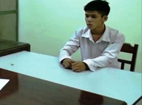 Cầm dao đâm người đi đường loạn xạ vì...