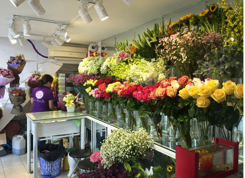 Giá hoa tươi dịp lễ 20/11 tăng vọt - ảnh 1