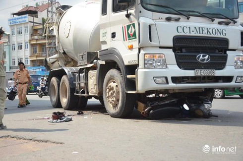 Xe bồn cuốn người đàn ông đi xe máy vào gầm - ảnh 1