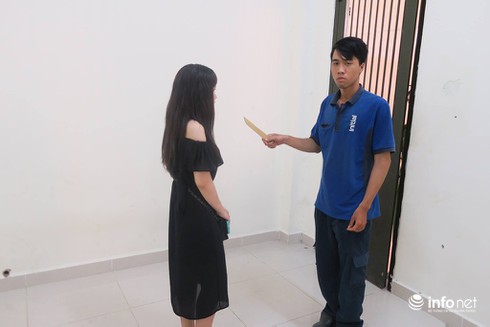 Thanh niên cầm dao vào phòng vệ sinh nữ cướp tài sản - ảnh 1