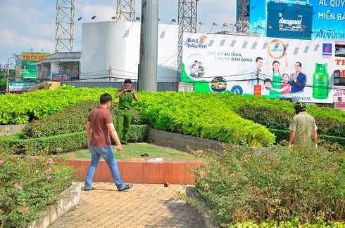 Người đàn ông nghi tự tử bằng thuốc trừ sâu trên đường phố Sài Gòn - ảnh 2