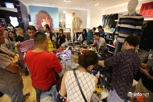 Cửa hiệu sang chảnh đông nghẹt khách ngày Black Friday - ảnh 12