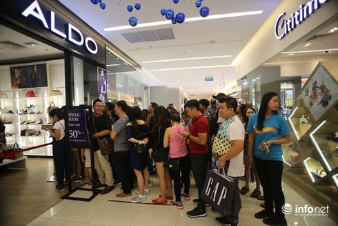 Cửa hiệu sang chảnh đông nghẹt khách ngày Black Friday - ảnh 2