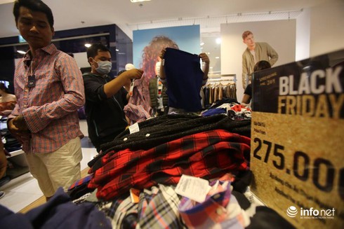 Cửa hiệu sang chảnh đông nghẹt khách ngày Black Friday - ảnh 5