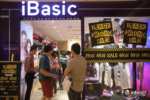 Cửa hiệu sang chảnh đông nghẹt khách ngày Black Friday - ảnh 4
